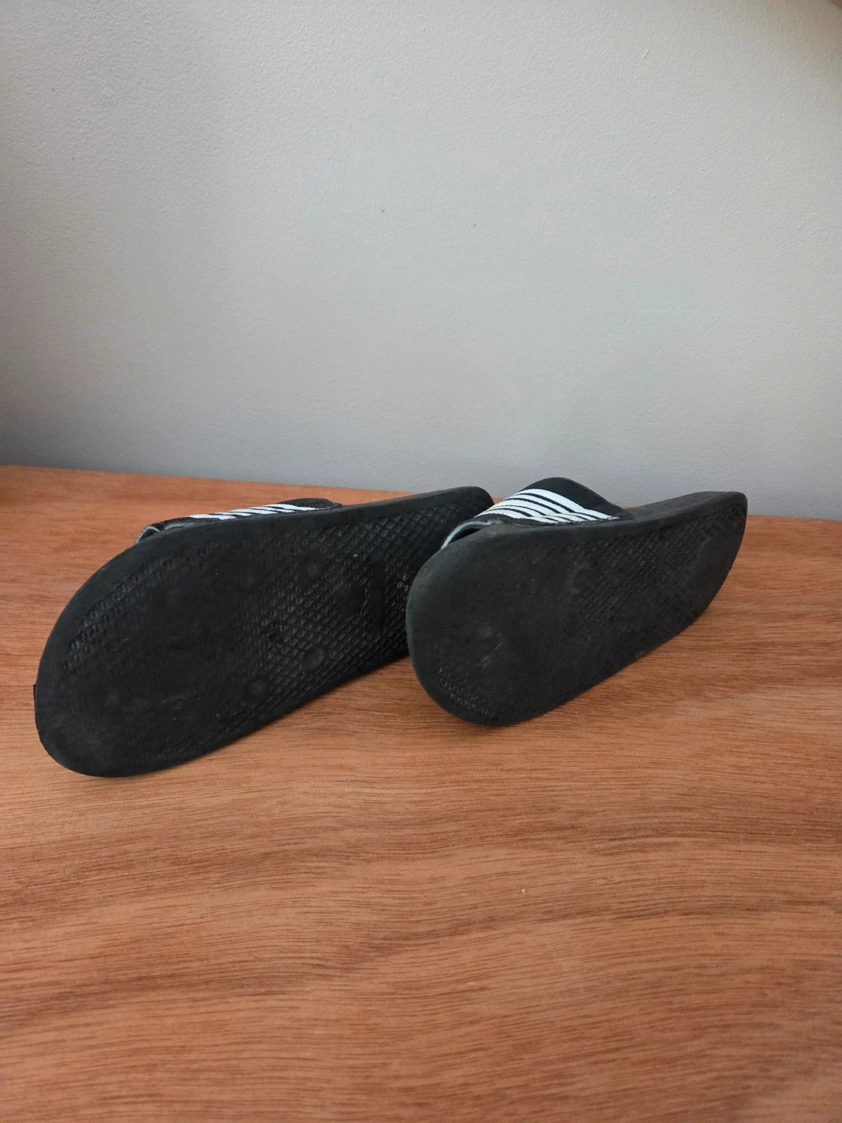 Slippers maat 31 zwart met witte banden #laetgars6ans – photo 2
